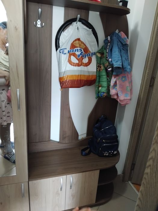 Vând mobilier hol cu loc de haine si papuci, preț 400 lei cu ridicare personala din sibiu
