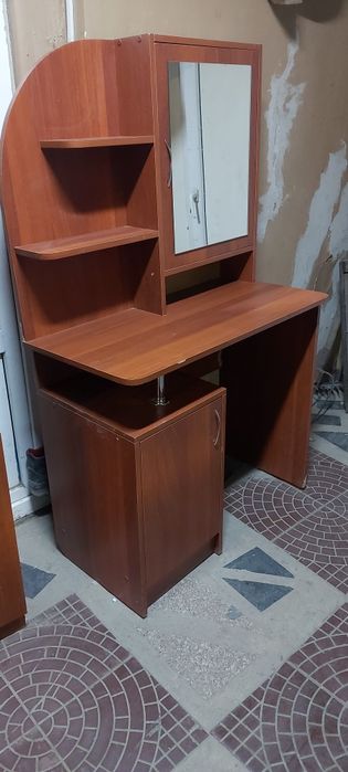 Продам туалетный столик