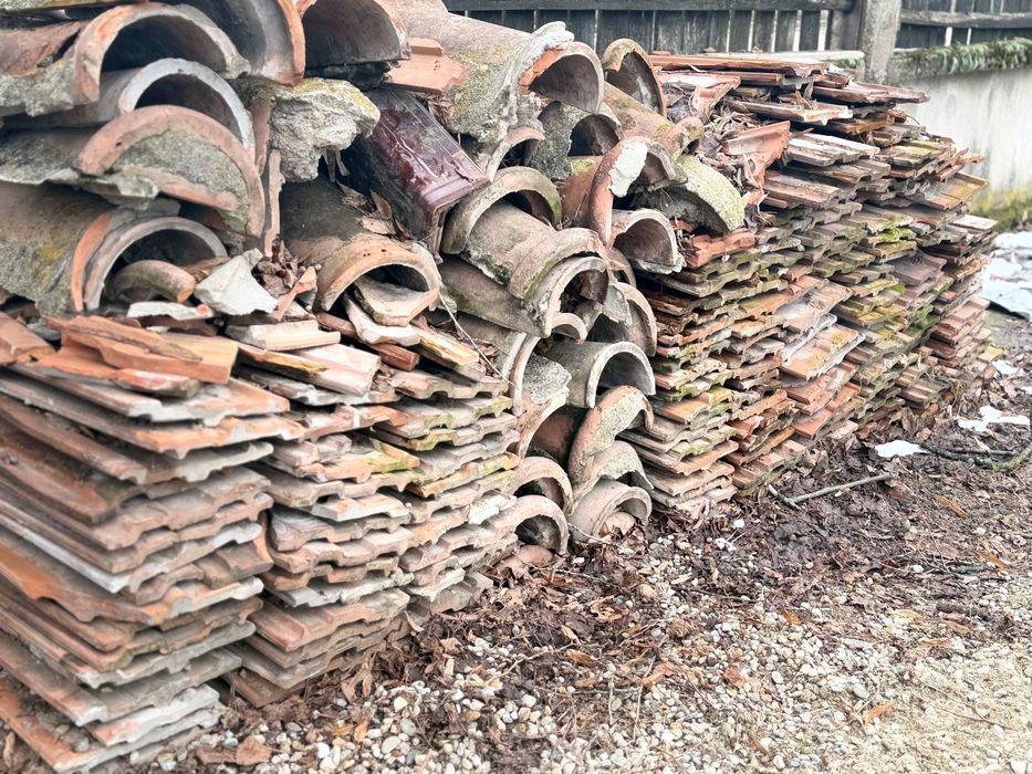 Țiglă și coame în stare bună pentru folosință sau umplutură