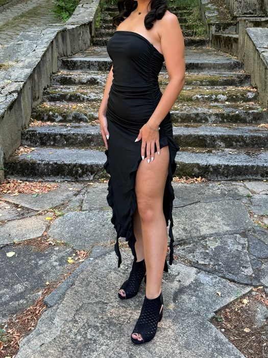 Продавам черна рокля!