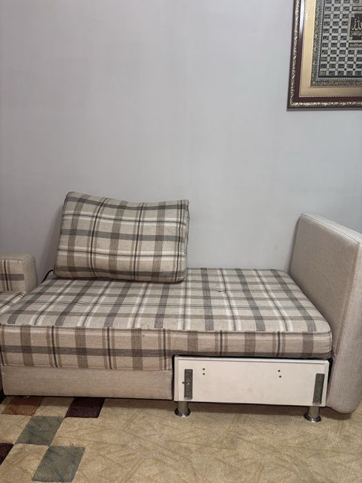 Диван угловой с подушками.