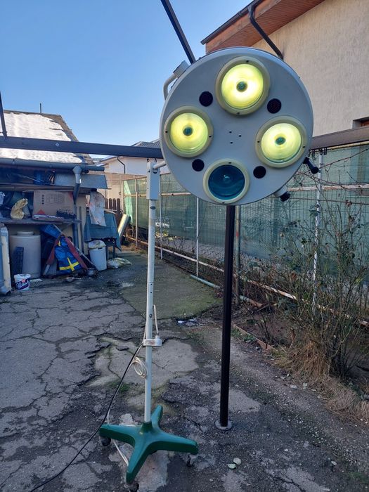 Lampa veche fără umbra de operatii