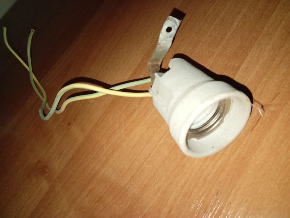 патрон к лампочкам