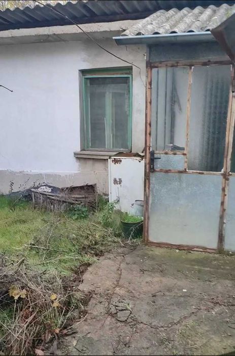 Две къщи с голям двор, стопанска постройка и самостоятелен геран в с. Хотница, обл. Велико Търново