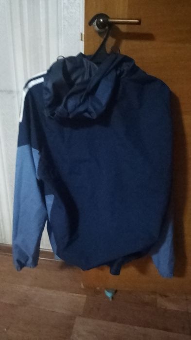 Ветровка и футболка