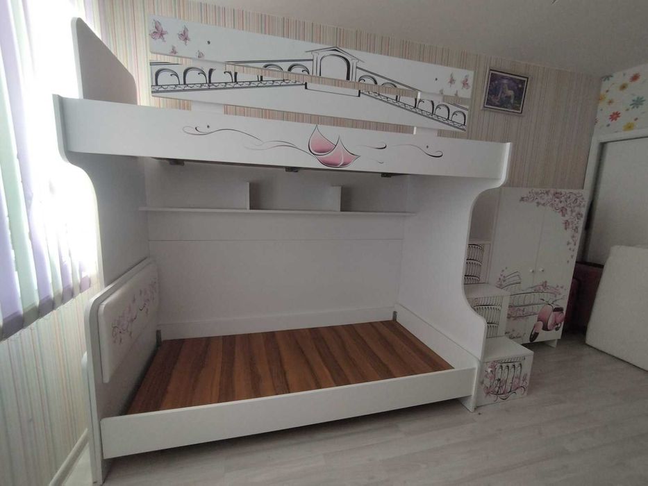 Двуетажно детско легло с гардероб