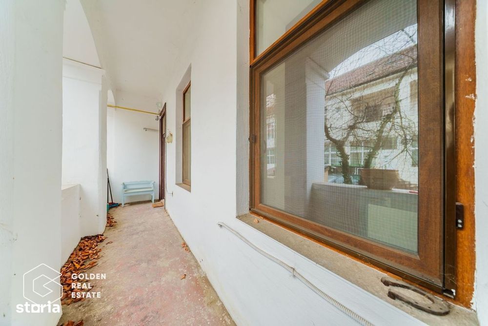 Apartament ultracentral, 2 camere, curte cu acces auto