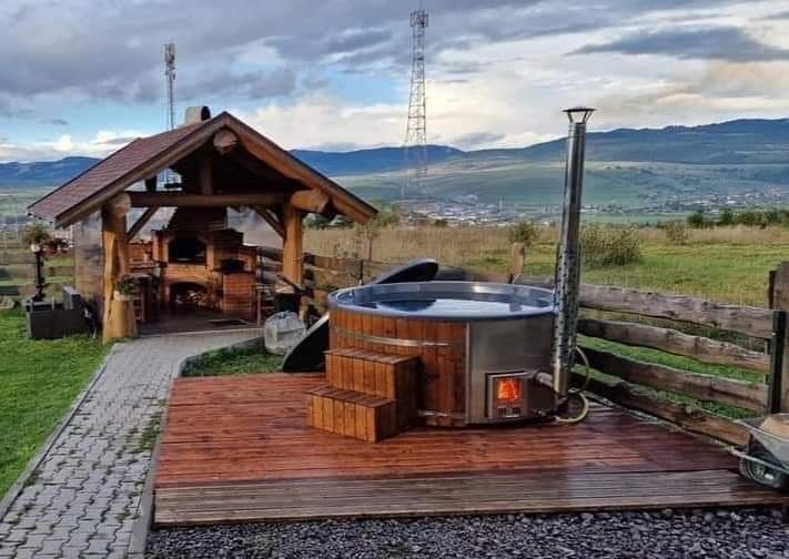 Cabana cu jacuzzi/sauna langa partie