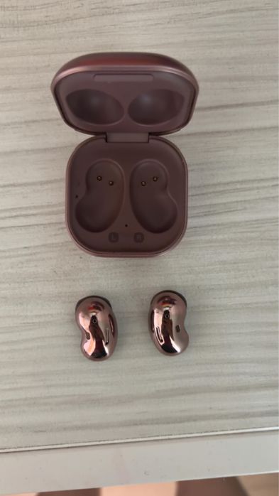 Vand casti samsung galaxy buds