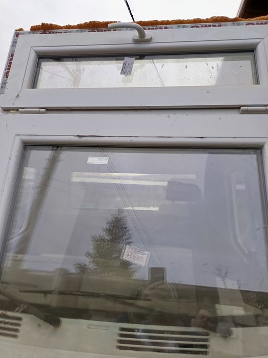 ПВЦ врата с горен прозорец