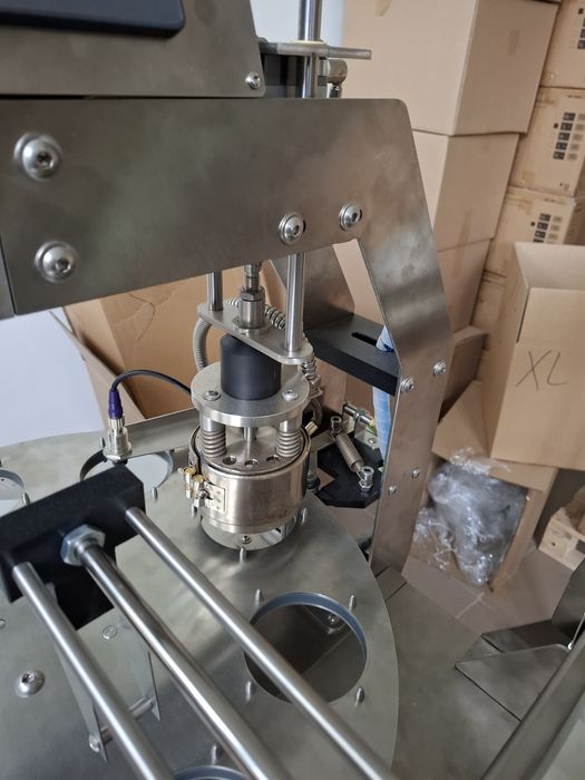 Машина за запечатване на кофички с алуминиево фолио