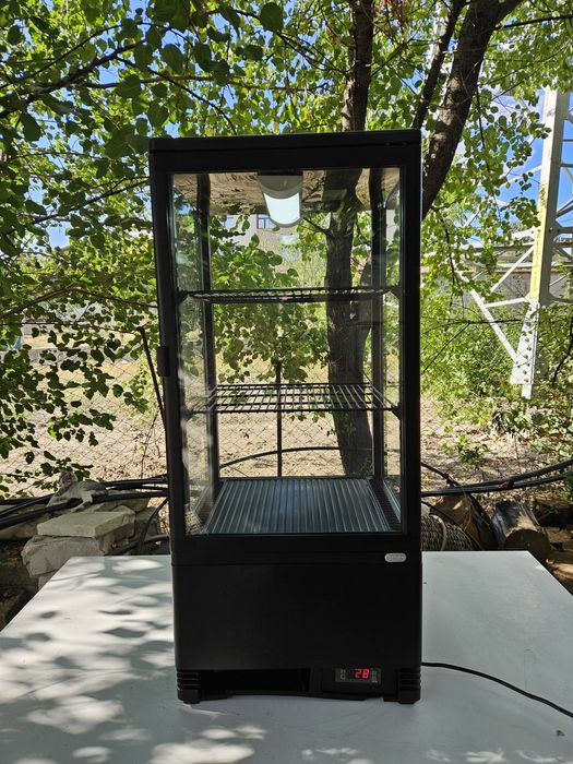 Витрина за торти сладкарски изделия сандвичи, плодове и зеленчуци и др