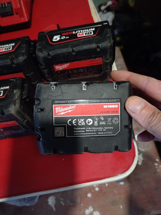 Vând baterii  de 5 amperii și încărcătoare milwaukee