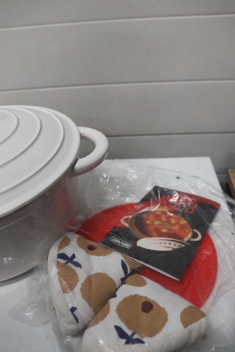 Емайлирана чугунена холандска тенджера Overmont, 26см, готварска книга