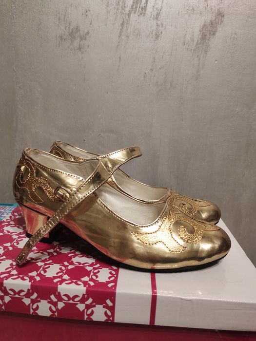 Туфли для танцев с орнаментом