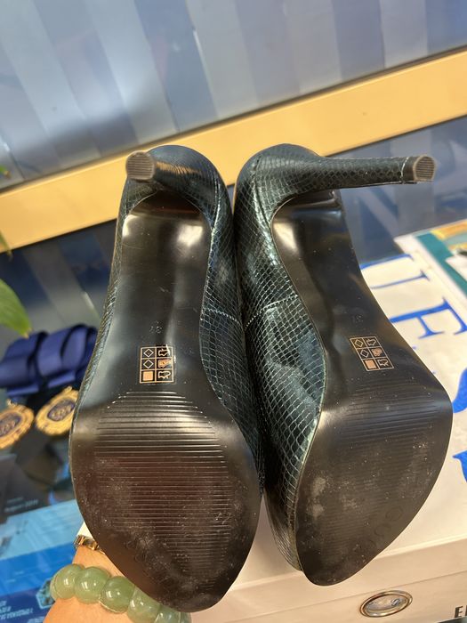 Обувки на ток Guess 37