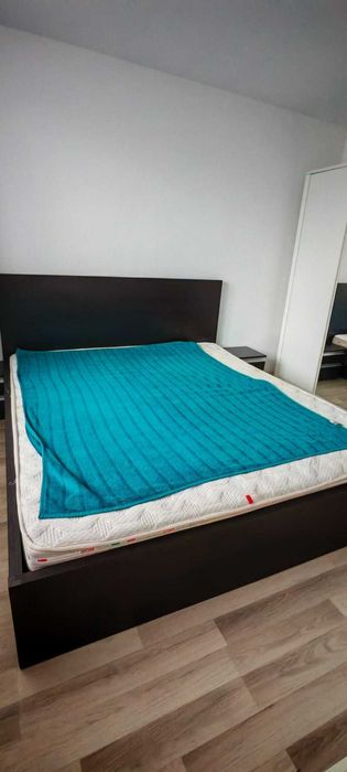 De vanzare pat 180/200 cu saltea si noptiere wenge