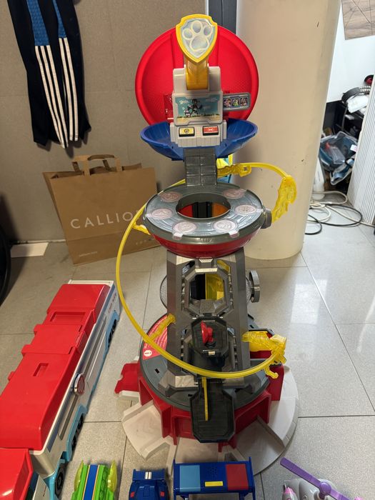 Компелкт на Пес Патрул - база, коли, фигурки и трансформираща се кола