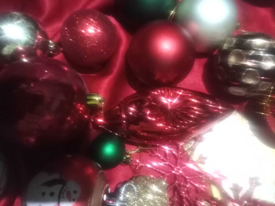 Играчки за елха и гирлянди