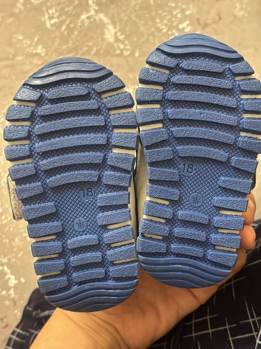 Продам детские кроссовки.