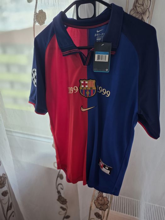 Vând tricouri de fotbal