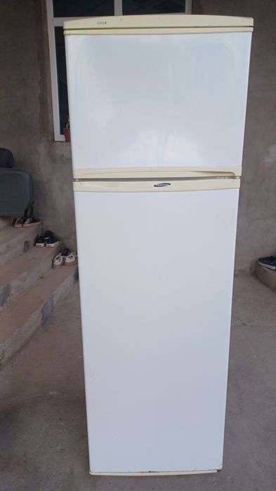 SAMSUNG Халадильник 2Х камерный работает отлично