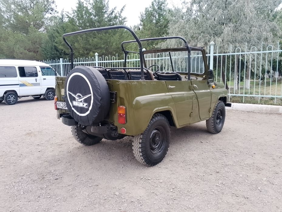 Uaz 3151 sotiladi.
