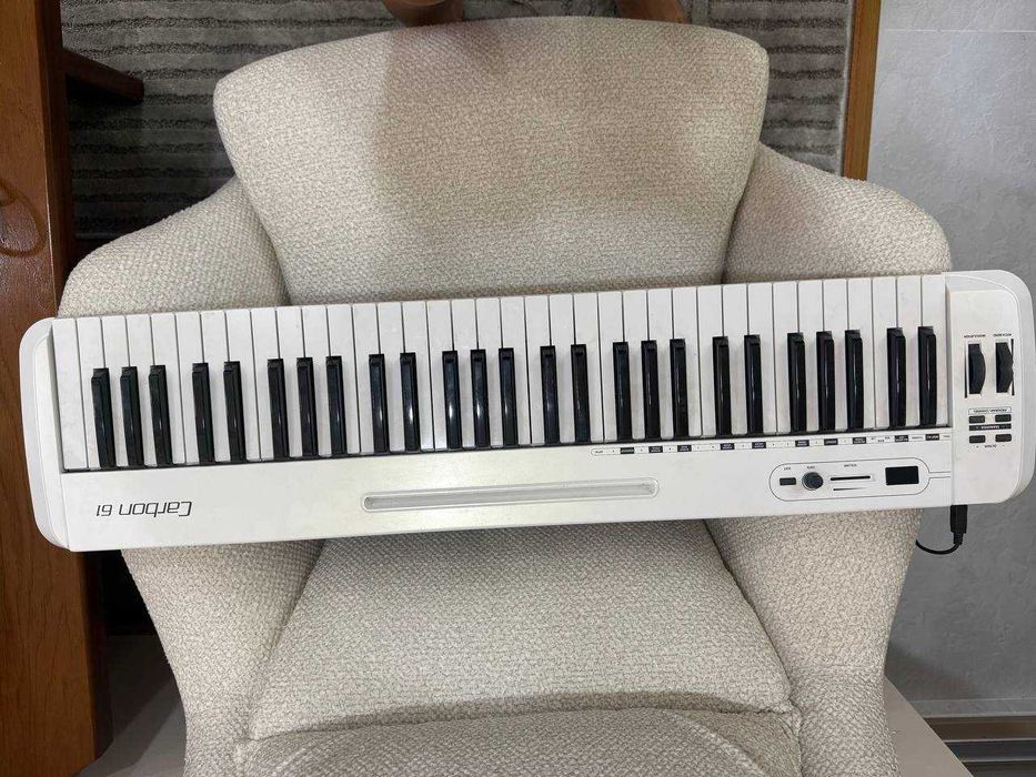 Продаётся Миди Клавиатура CARBON 61 В отличном состоянии 5 октавный
