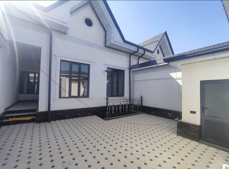 Bardankolda uy sotiladi 2 sotix 4 xona+xol padval