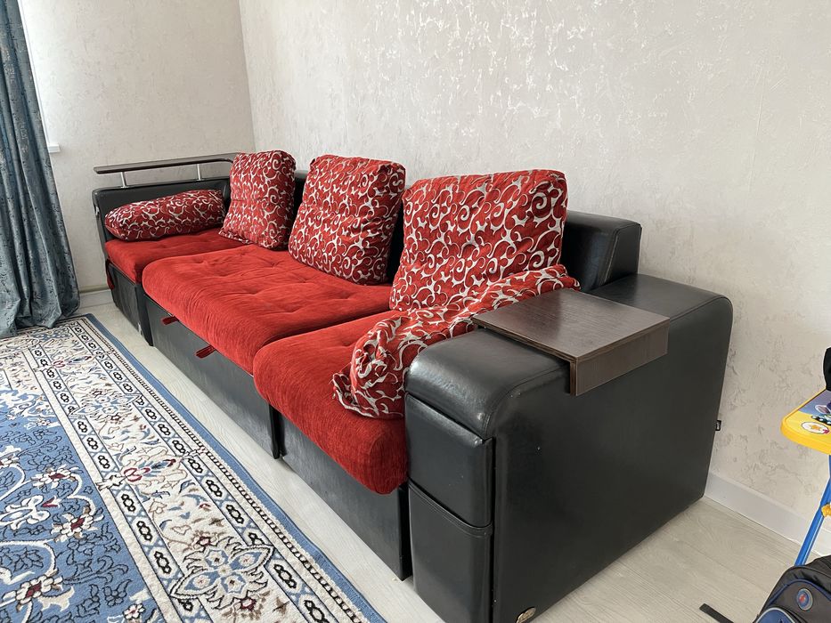 Диван с подушками