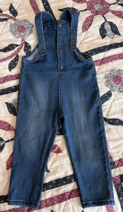 Продавам 2  рокли и гащеризон - 92 р-р и подарявам 2 рокли