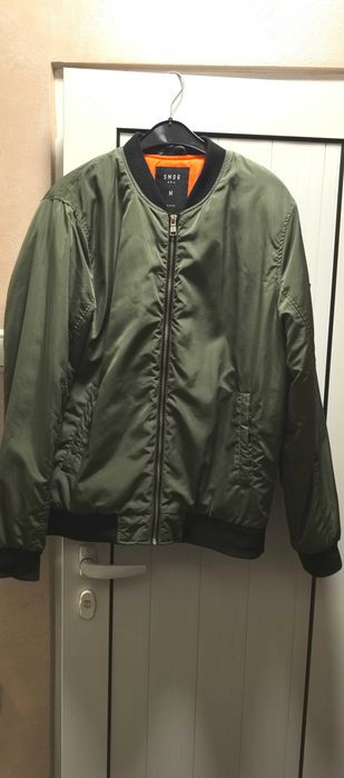 Стилно бомбър яке, създадено за модерния мъж.