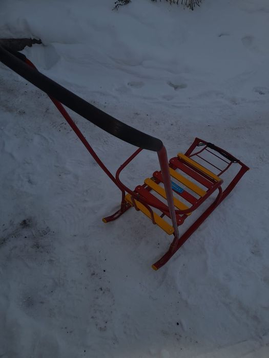 Почти новые зимние санки