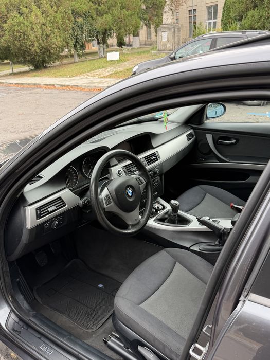 BMW 320i.