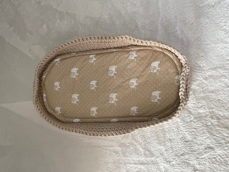 Ръчно изработен кош с малко матраче