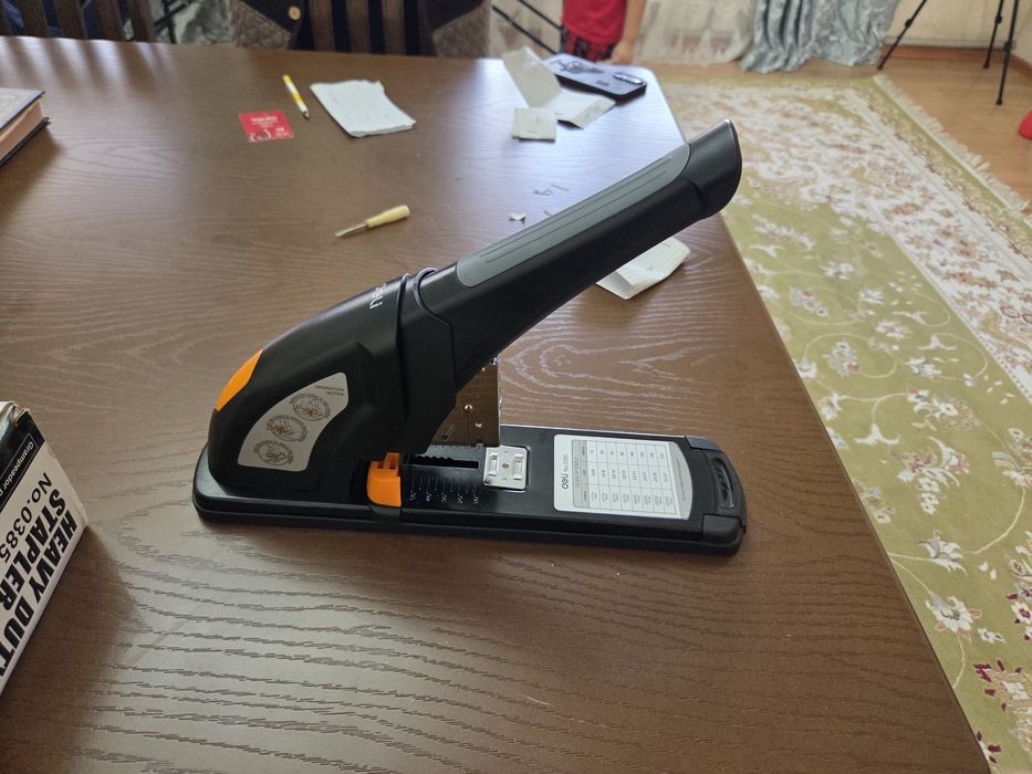 Степлер офисный новый