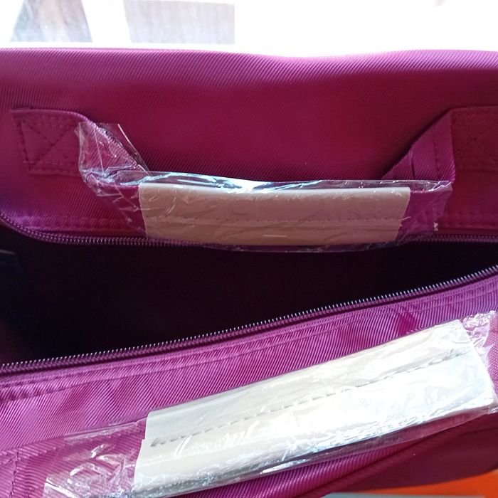 Нова чанта за лаптоп и училищни извънкласни форми.