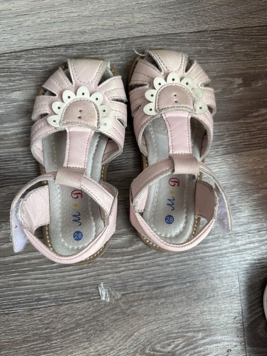 Отдам сандалики для девочки бесплатно