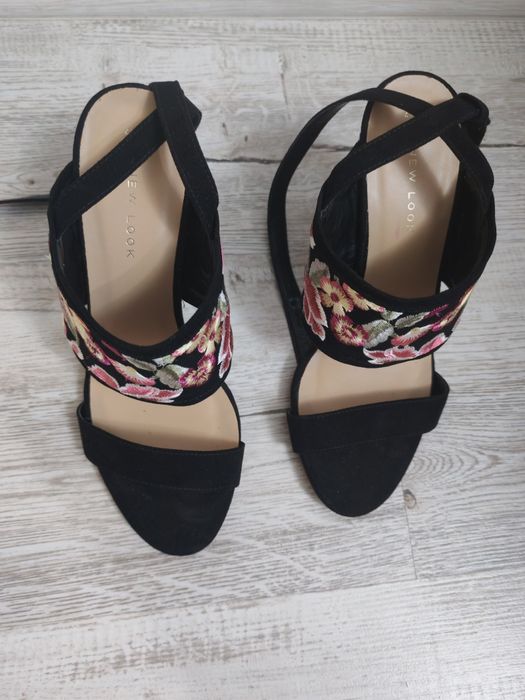 Sandale negre elegante, piele și motive florale țesute