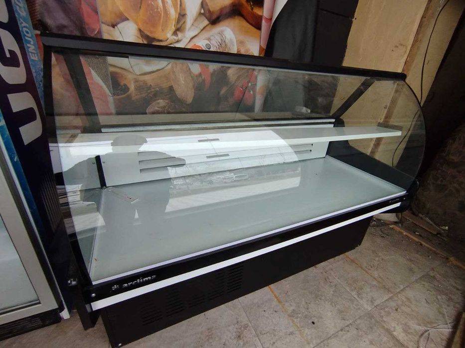 Vitrina holodelnik sotiladi