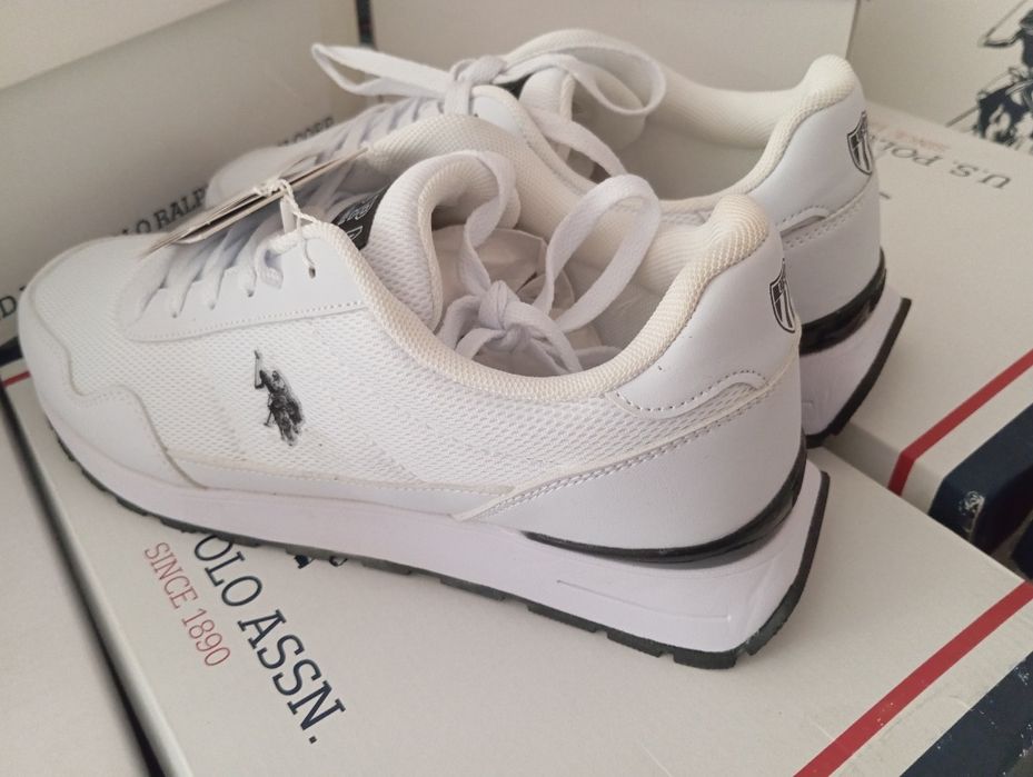 Продается мужское кроссовки