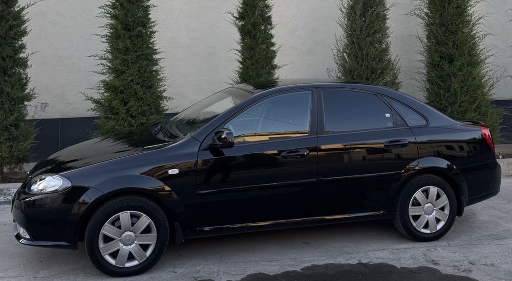 Черная Lacetti 2020