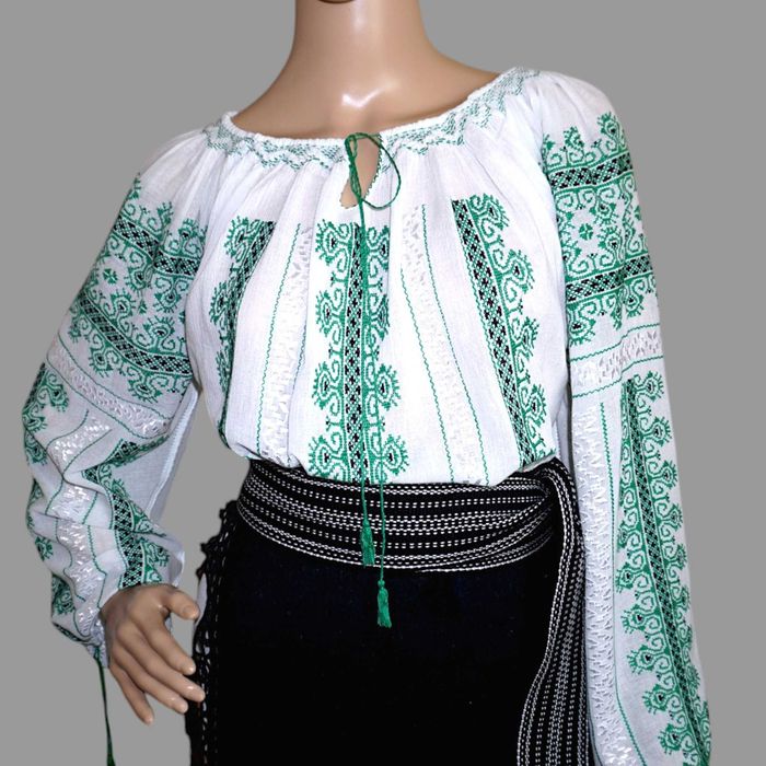 Costum popular cu ie lucrata manual si catrinte fir metalic S-M