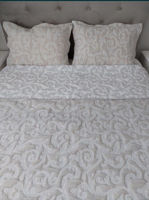 Cuvertura de pat matrimonial + 2 fete de perna