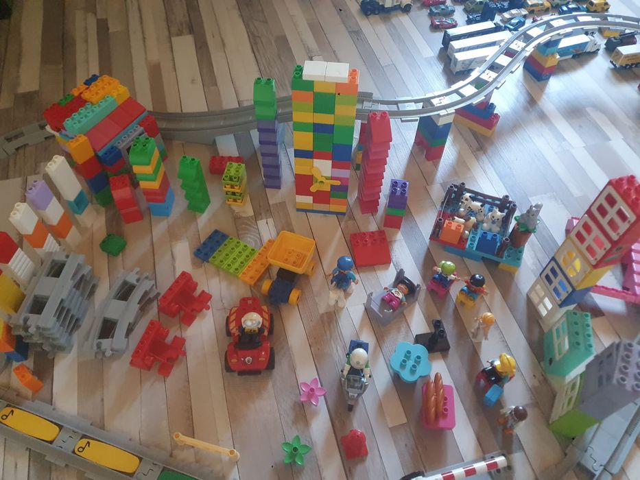 Seturi Lego Duplo multe cu trenuleț.