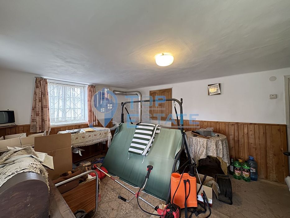 Двуетажна тухлена къща с гараж в с. Константин, област Велико Търново