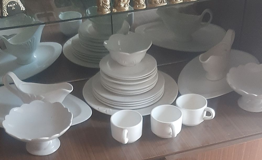 Продам белый набор посуды