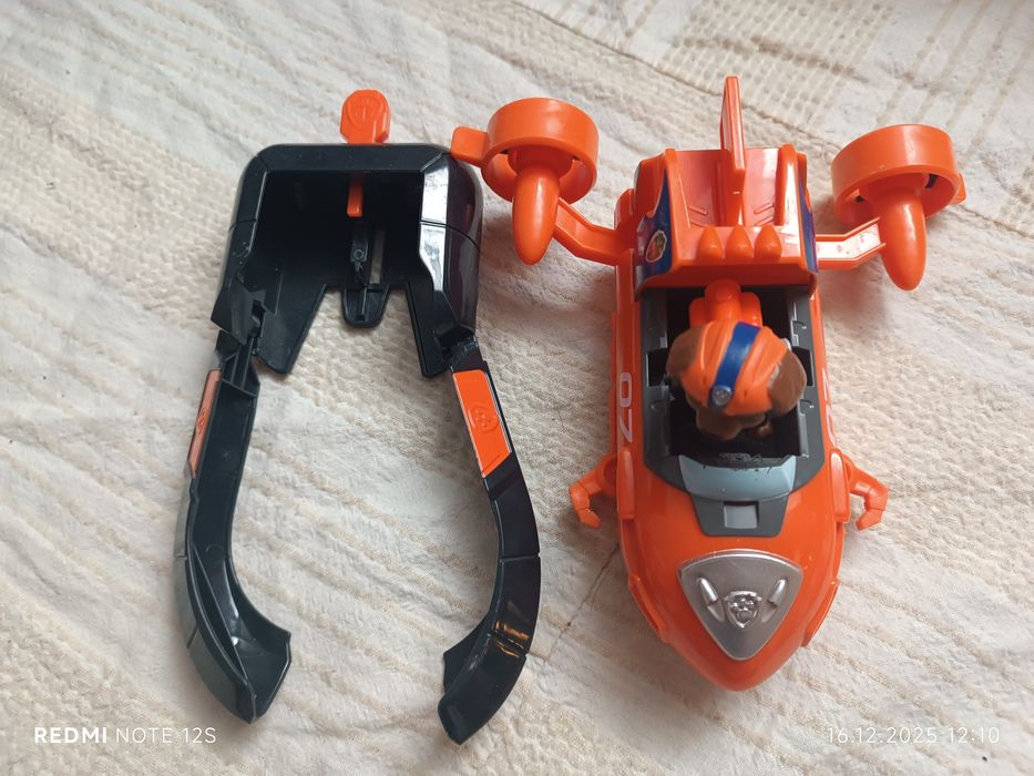 Figurina și barca Zuma Patrula Catelusilor