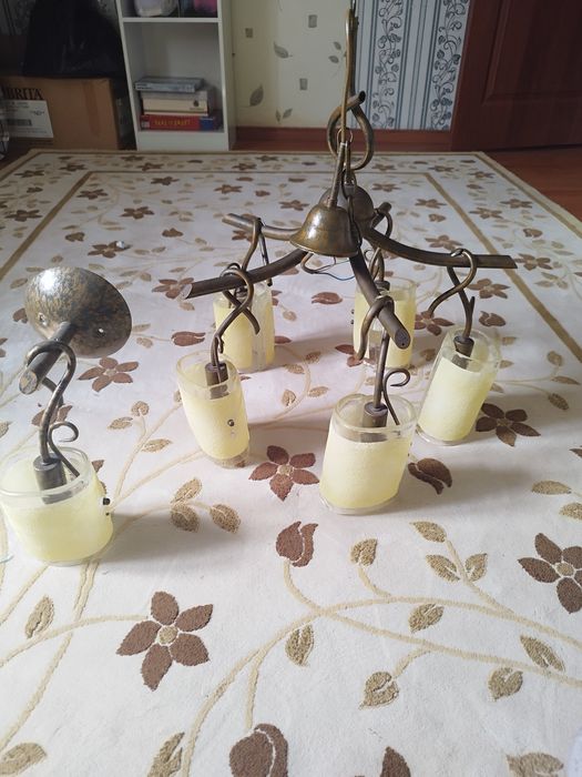 Продам Люстры и бра