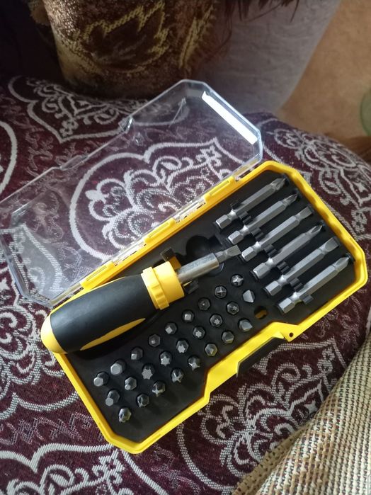 Продам отвёртка с насадками